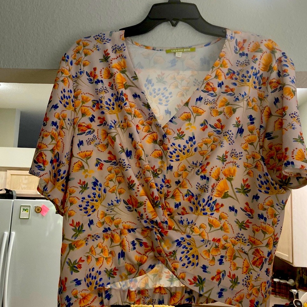 Crop blouse with blue and yellow flowers.V-neck